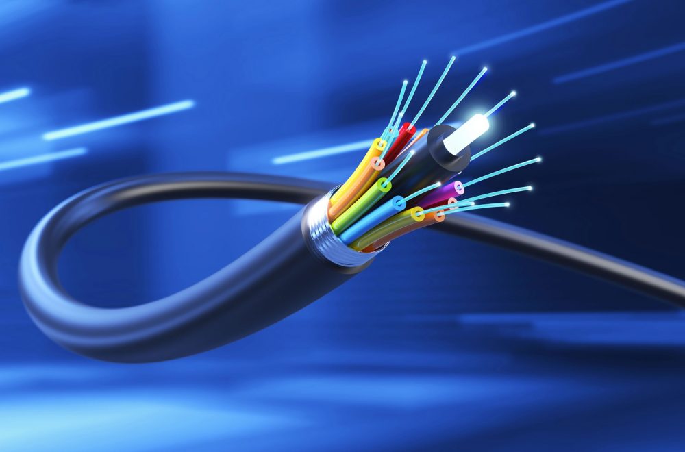 conexion-cable-fibra-optica-tecnologia-1-scaled